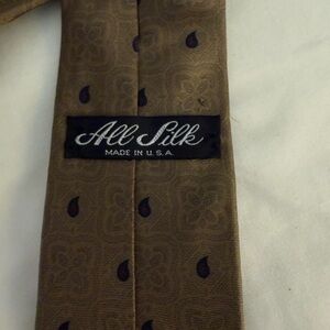 Gold paisley tie 100% silk